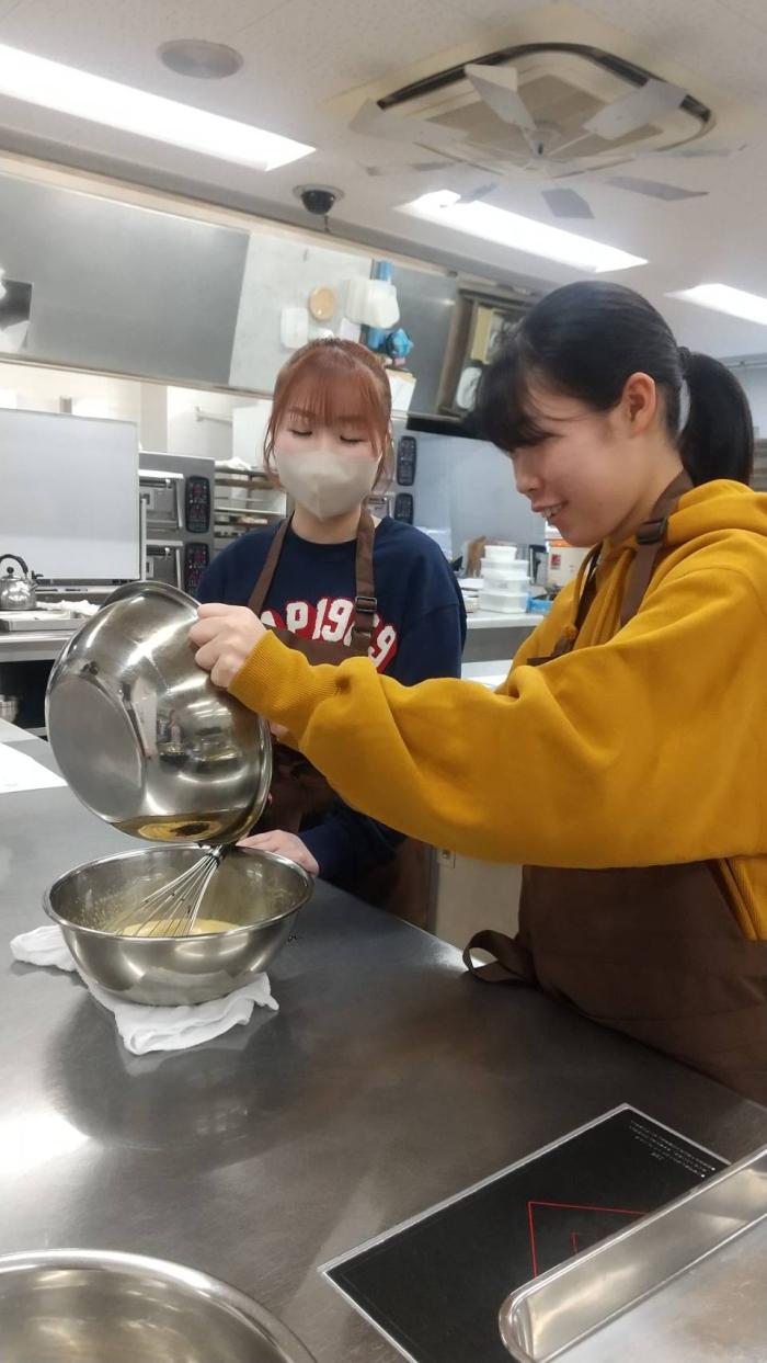 パティシエのお仕事を体験!特別授業を実施しました♪