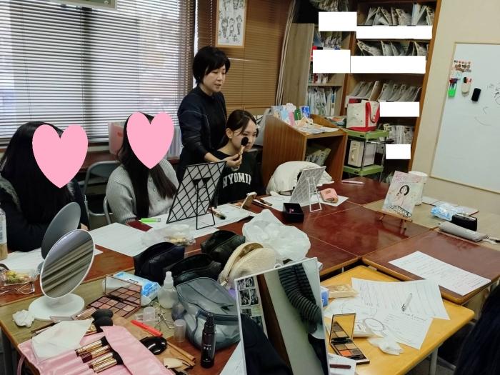 メイクに関する特別授業を実施しました