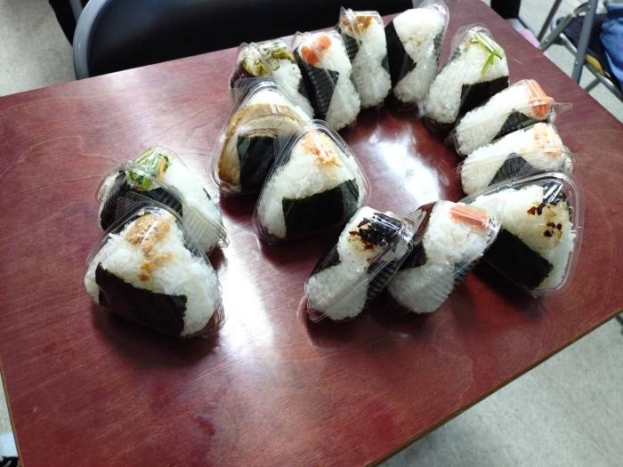 みんなでおにぎり＆スイーツを食べました(^^♪