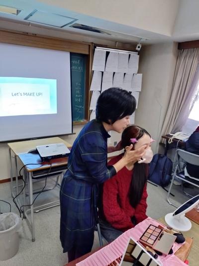 メイクに関する特別授業を実施しました