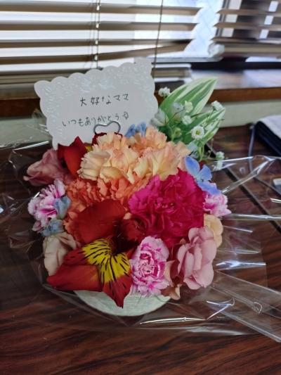 フラワーアレンジメントの特別授業を実施しました